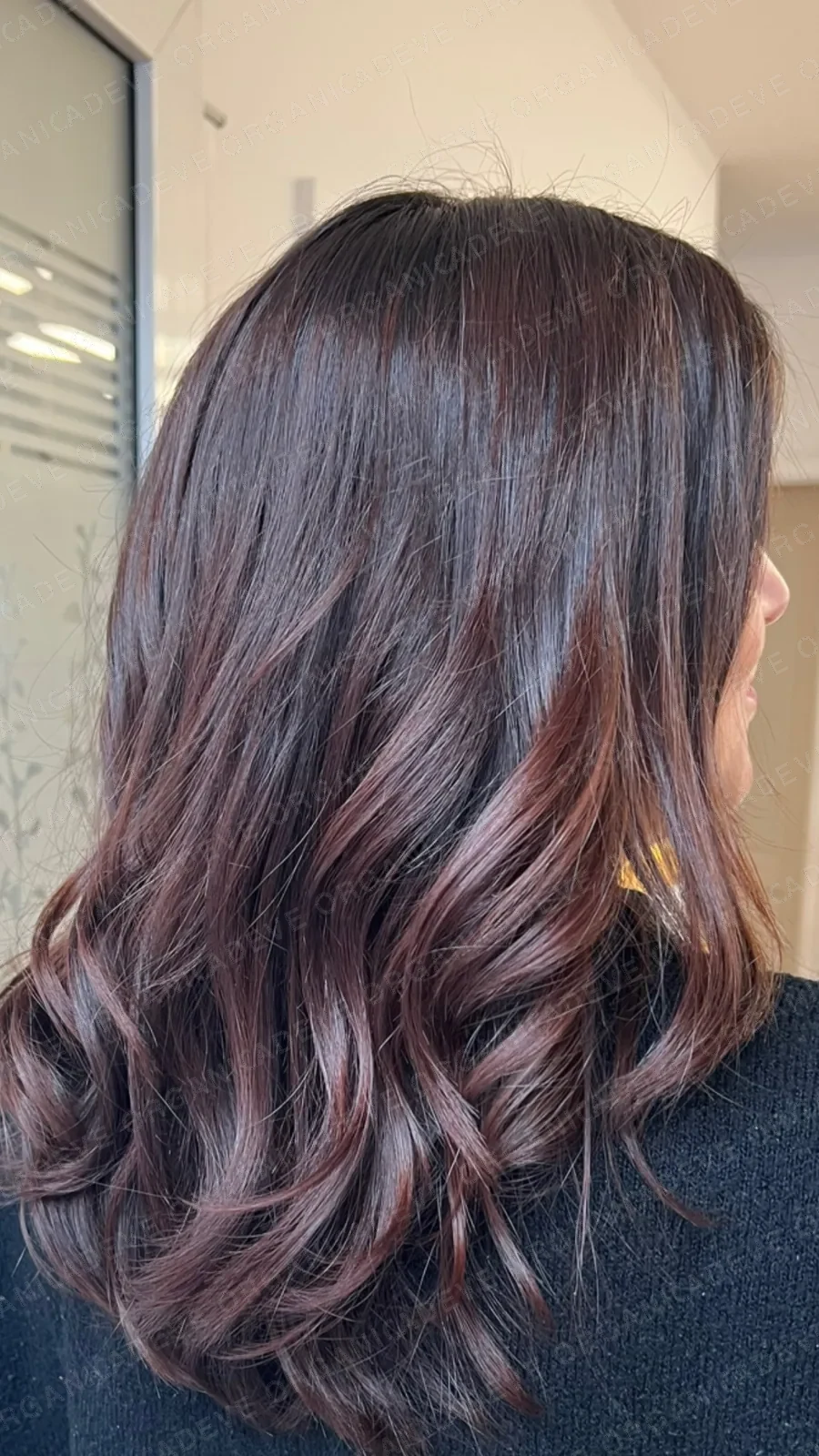 Soft Brunette Haarfarbe mit glaenzendem Finish bei ADEVE Waiblingen